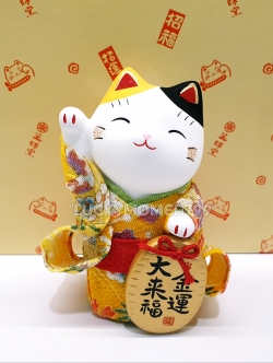 แมวกวักชุดกิโมโนสีเหลือง ถือแผ่นป้ายทอง นำเข้าจากญี่ปุ่น ขนาดสูง 10 ซม.