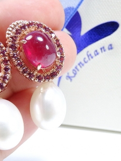 ต่างหูทับทิมหลังเบี้ยสีแดงอมชมพูห้อยมุกแท้ ใส่ได้ 2 แบบ ถอดมุกออกเหลือแต่ทับทิมใส่เป็นต่างหูติดหูได้ ชุบพิงค์โกลด์ ชิ้นงานประณีต