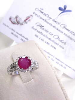 รับทำแหวนทับทิมตามแบบเป็นพลอยทับทิมสีชมพูทรงกลมล้อมเพทาย หรือเพชรแท้ได้ตามความต้องการ คลาสสิคสไตล์ ใส่ได้ตลอด ไม่มีตกยุค สั่งผลิตตัวเรือนทอง 10k,14k,18k หรือทอง 90%