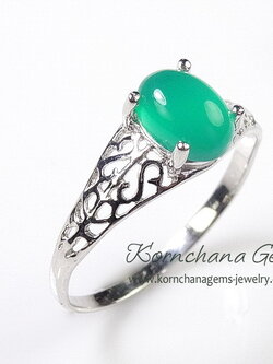 แหวนคนเกิดวันพุธ แหวน Green Agate หรือพลอยโมราสีเขียวทรงไข่ สีเขียวสวย ตัวเรือนเงินแท้ silver925 ด้านข้างฉลุลวดลายอ่อนหวาน ชิ้นงานประณีต