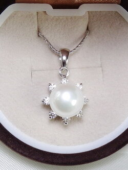 จี้มุกน้ำจืดแท้สีขาวครีม ดีไซน์เป็นดอกไม้หวาน ชิ้นงานประณีตสุดๆ ตัวเรือนเงินแท้ สวยหรู ใส่กับเดรสหวานๆ , ชุดไทย,ชุดไปงานเลี้ยงก็เหมาะค่ะ