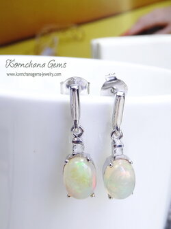 ต่างหูโอปอลสีขาวเหลือบรุ้ง ดีไซน์เรียบแต่เก๋ แมทซ์ได้กับทุกชุด เข้าได้กับทุกสไตล์ ตัวเรือนเงินแท้ silver925 ความยาวต่างหู 2.5 cm.