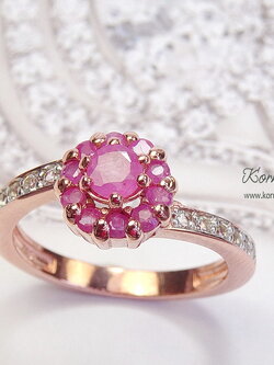 แหวนทับทิมสีชมพูล้อมทับทิมสีเดียวกัน พลอยล็อตนี้สีหวานเจี๊ยบ แมทซ์กับตัวเรือนสีพิงค์โกลด์ แต่งบ่าข้างด้วยไวท์โทพาส สวยน่ารักมากค่ะ