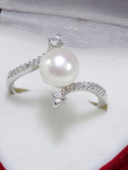 แหวนมุกน้ำจืดแท้ ดีไซน์สุดเก๋ สวยหวานด้วยมุกสีขาวครีม ตัวเรือนเงินแท้ silver 925 ชิ้นงานประณีตสุดๆ รับประกันความพึงพอใจ