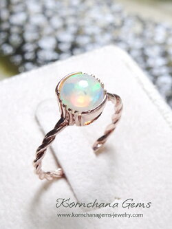 แหวนโอปอลสวยๆ play of color ชัดมากค่ะ ขนาดกำลังดี ใส่ติดนิ้วน่าร๊ากกกได้ทุกวันค่ะ ถูกใจสาว minimal style ตัวเรือนสีพิงค์โกลด์ silver925