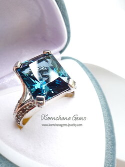 แหวนพลอยลอนดอนบลูโทพาสพลอยสีน้ำเงินเข้มเม็ดใหญ่ 7 กะรัต ตัวเรือนเงินแท้ ชุบทองคำขาว