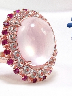 แหวนพลอยชมพูโรสควอทซ์หลังเบี้ยล้อมพลอยขาว white topaz และทับทิมสีชมพูเข้ม สวยหวาน ชุบพิงค์โกลด์ ตัวเรือนเงินแท้