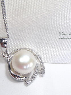 จี้มุกน้ำจืดแท้สีขาวครีม ดีไซน์เก๋ๆ แต่เรียบหรู ตัวเรือนเงินแท้ silver925 ความยาวจี้พร้อมตัวเรือน 1.5 cm. ขนาดกำลังน่ารักใส่ได้ทุกวัน