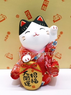 แมวกวักชุดกิโมโนสีแดง ถือป้ายทอง นำเข้าจากญี่ปุ่น ขนาดสูง 10 ซม.