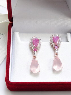 ต่างหูพลอยแท้สีชมพู ต่างหูโรสควอทซ์แบบห้อยทรงหยดน้ำ ด้านบนเป็นพลอยทับทิมแท้สีชมพู สวยหวาน ขนาดกำลังดี ใส่ได้บ่อยๆ
