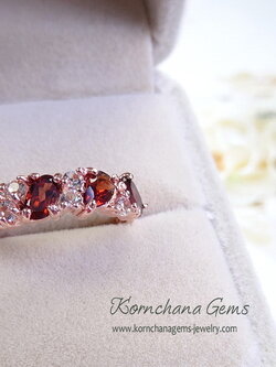 แหวนแถวการ์เนทหรือโกเมน สีน้ำตาลอมแดงสลับพลอยขาวไวท์โทพาส ดีไซน์เก๋ ใส่ติดนิ้วได้ตลอด ตัวเรือนเงินแท้ สีพิงค์โกลด์แมทช์สวยเก๋