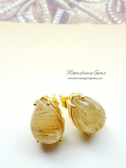 ต่างหูไหมทองแบบติดหู เนื้อไหมแน่น สวยงามมาก"ไหมทอง" ความหมาย "หินแห่งความร่ำรวย" ลักษณะ เป็นผลึกควอทซ์มีแร่อยู่ภายในเป็นเส้นสีทองเส้นไหมละเอียด เนื้อไหมแน่น ใส เชื่อกันว่า ไหมทองนำมาซึ่งความอุดมสมบูรณ์ และโชคลาภมาสู่สวมใส่