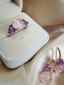 เซ็ทแหวนและต่างหูพลอยสีชมพูโรสควอทซ์ (rosequartz) พลอยหลังเบี้ย สีชมพูอ่อนใส หวานละมุน แมทซ์กับสีม่วงสดใสของอเมทิสท์ amethyst ที่บ่าข้าง สวยหวานลงตัว