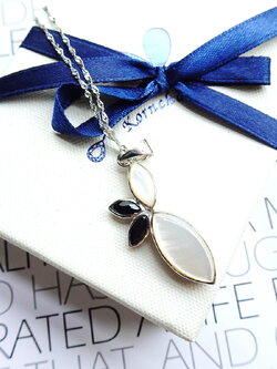 จี้เปลือกหอยมุก Mother of pearl เงางาม ดีไซน์เก๋แมทซ์กับไพลินสีน้ำเงินเข้ม สวยหวาน ตัวเรือนเงินแท้ silver 925