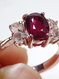 รับทำแหวนพลอยตามแบบเป็นทับทิมสีแดง แมทช์กับตัวเรือนสีพิงโกลด์แต่งบ่าข้างด้วยพลอยขาวหรือเพชรแท้ได้หมดค่ะ สั่งผลิตตัวเรือนทอง 10k,14k,18k หรือทอง 90% เปลี่ยนชนิดพลอย