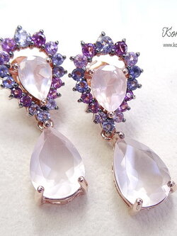 ต่างหูโรสควอทซ์สีชมพูสวยหวาน ด้านบนล้อมด้วยพลอยสีชมพูหวานไล่เฉด พิงค์ทัวร์มาลีน,แทนซาไนท์ และอเมทิสท์ ต่างหูห้อยยาว สวยสง่า เลอค่า