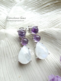 ต่างหูห้อยเรนโบว์มูนสโตน หรือมุกดาหารทรงลูกแพรหรือหยดน้ำ อัญมณีประจำราศีเมถุน ให้สีสะท้อนแสงเหลือบรุ้ง ด้านบนฝังอเมทิสท์สีม่วง ตัดกับสีขาวรุ้งของมูนสโตน สวยงามมากค่ะ