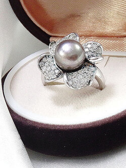 แหวนดอกไม้มุกแท้สีเทา กลีบดอกไม้ฝังเพชร cz เกรดพรีเมี่ยม ตัวเรือนเงินแท้ ชิ้นงานประณีต รับประกันความพึงพอใจ