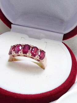 แหวนแถวพลอยทับทิมแท้ สีแดงอมชมพูนิดๆ พลอยสีสดแมทซ์กับตัวเรือนสีพิงค์โกลด์ สวยมากๆค่ะ เงินแท้ silver925 ชิ้นงานประณีต รับประกันความพอใจ