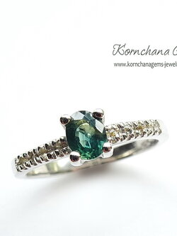 แหวนพลอยเขียวส่อง หรือ green sapphire สีเขียวเหนี่ยวทรัพย์ นำโชค เขียวส่องเป็นพลอยที่นับวันยิ่งหายาก ดีไซน์เรียบง่าย ใส่ติดนิ้วได้ทุกวัน ตัวเรือนแหวนเงินแท้ silver925