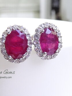 ต่างหูทับทิมแท้ทรงไข่สีแดงอมชมพู สวยมาก ต่างหูติดหูแบบนี้ สวยคลาสสิคตลอดกาลค่ะ ใส่ได้ไม่มีตกยุค เนื้อพลอยสวยใส พลอยเม็ดใหญ่