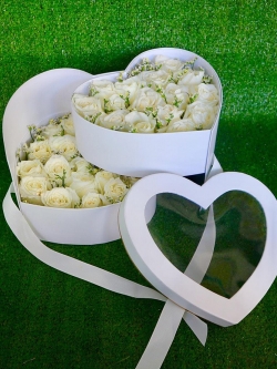 จัดดอกไม้กล่องหัวใจ กุหลาบขาวใส่กล่อง (หมดชั่วคราว)