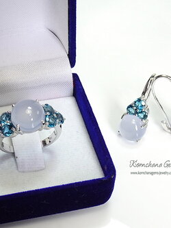 เซ็ทแหวนและต่างหูพลอยสีฟ้าบลูคาลซิโดนี (blue chalcedony) สีฟ้าพาสเทล หวานละมุน แมทซ์กับพลอยสีน้ำเงิน london blue topaz ที่บ่าข้าง สวยหวานลงตัว ตัวเรือนเงินแท้