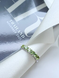 แหวนพลอยเพอริดอท แหวนพลอยสีเขียว อัญมณีประจำเดือนสิงหา แหวนแถวพลอยสีเขียว ขนาดกำลังพอดี ใส่ติดนิ้วได้ทุกวัน ตัวเรือนเงินแท้ silver925