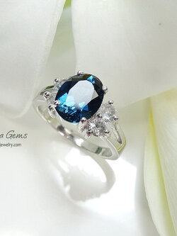 แหวนพลอยลอนดอนบลูโทพาส สีน้ำเงินเข้มออกคราม เป็นสีที่สวยมากนะคะ สวยคลาสสิค สวยหรู สง่างาม ไฟดี บ่าข้างฝังพลอยขาวไวท์โทพาส ตัวเรือนเงินแท้