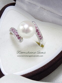 แหวนมุกน้ำจืดแท้สีขาวครีม บ่าข้างฝังพลอยโรโดไลท์สีชมพูหวาน น่ารักมากค่ะ ตัวเรือนเงินแท้ silver925 ชิ้นงานประณีต