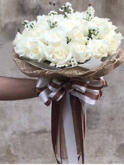 ช่อกุหลาบขาว ห่อป่านน้ำตาล