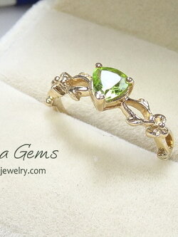 แหวนพลอยสีเขียว แหวนเพอริดอท เป็นพลอยประจำคนเกิดวันพุธและพลอยประจำเดือนสิงหาคมค่ะ ขนาดกำลังดี silver925 yellow plated