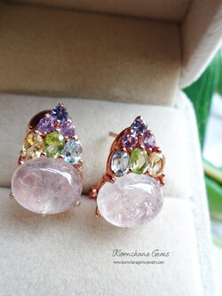 Multicolor earring ต่างหูโรสควอทซ์ถูกใจสายหวาน ด้วยโรสควอทซ์สีชมพูอ่อนใส ละมุนๆ แต่งพลอยหลากสี แมทซ์กับตัวเรือนสีพิงค์โกลด์ น่าร๊ากกกก!!!