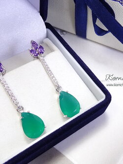ต่างหูโมราหรือกรีนอาเกทสีเขียวสวย ทรงลูกแพร ขนาด 14 mm. แมทซ์กับตัวเรือนอเมทิสท์สีม่วงเข้ม สวยลงตัว ตัวเรือนเงินแท้ silver925 ความยาวต่างหู 4 cm.