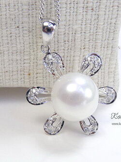 จี้มุกแท้หวานๆรูปดอกไม้ ตัวเรือนเงินแท้ดีไซน์เป็นกลีบดอกไม้หวาน เม็ดมุกขนาด 12 mm. luster สวยงามมากค่ะ ความยาวจี้รวมตัวเรือน 2.5 cm.