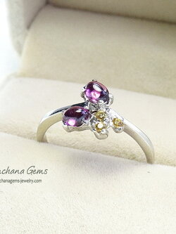 แหวนพลอยโรโดไลท์สีชมพูอมม่วง ฝัง yellow sapphire บุษราคัมเม็ดเล็กน่ารัก ตัวเรือนเงินแท้ silver925 มี 2 สีค่ะ สีเงินและสีทอง