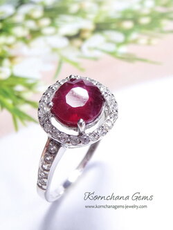 แหวนทับทิมแท้ทรงกลม พลอยขนาด 8 mm. ล้อมไวท์โทพาส สวยหวาน ขนาดกำลังดีค่ะ ตัวเรือนเงินแท้ silver925 ชิ้นงานประณีต