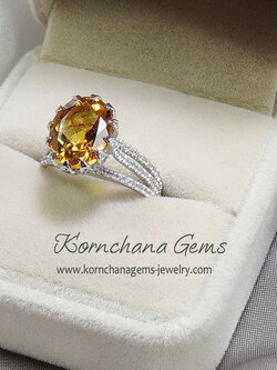 แหวนซิทริน พลอยสีเหลืองทรงไข่ขนาด 6 กะรัต อัญมณีคนเกิดเดือนพฤศจิกา ตัวเรือนสวยมากกก งานฝังละเอียดยิบ ได้แรงบันดาลใจจากดอกบัว