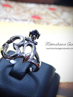 แหวน "โอม" สำหรับผู้ที่บูชาองค์พระพิฆเนศ ตัวเรือนเงินแท้รมดำฝังไพลินสีดำ black sapphire “โอม” สัญลักษณ์ประจำองค์พระพิฆเนศวร มหาเทพแห่งความสำเร็จและเป็นองค์บรมครูแห่งศิลปวิทยา