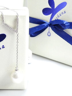 สร้อยจี้มุกแท้ ดีไซน์เก๋ตัวเรือนรูปตัว v ห้อยด้วยจี้มุกสีครีม พร้อมสร้อยเงินแท้ ความยาวจี้ 5 ซม. น่ารักมากค่ะ ชิ้นงานประณีต จัดส่งรวดเร็ว