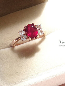 แหวนทับทิมแท้ แหวนพลอยสีชมพูสวย ใสวิ๊งเล่นไฟ แต่งบ่าข้างด้วยพลอยขาวไวท์โทพาส แมทช์กับตัวเรือนเงินแท้ชุบสีพิงโกลด์ ฝีมือประณีตสุดๆ รับประกันความพอใจ