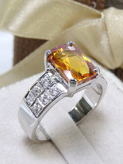 แหวนบุษราคัมแท้ ขนาด 2.3 กะรัต ตัวเรือนทอง 90% งานสั่งทำ made to order ชิ้นงานประณีตสุดๆ รับผลิตเปลี่ยนสีพลอย เปลี่ยนสีตัวเรือนได้หมดค่ะ