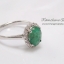แหวนพลอยแท้ แหวนพลอยมรกตแท้สีเขียวรูปไข่ล้อมพลอยขาวไวท์โทพาส white topaz คลาสสิคสไตล์ ใส่ได้ตลอด ไม่มีตกยุค ตัวเรือนเงิน
