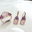 เซ็ทแหวนและต่างหูพลอยสีชมพูโรสควอทซ์ (rosequartz) พลอยหลังเบี้ย สีชมพูอ่อนใส หวานละมุน แมทซ์กับสีม่วงสดใสของอเมทิสท์ amethyst ที่บ่าข้าง สวยหวานลงตัว