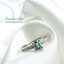 แหวนพลอยเขียวส่อง หรือ green sapphire สีเขียวเหนี่ยวทรัพย์ นำโชค เขียวส่องเป็นพลอยที่นับวันยิ่งหายาก ดีไซน์เรียบง่าย ใส่ติดนิ้วได้ทุกวัน ตัวเรือนแหวนเงินแท้ silver925